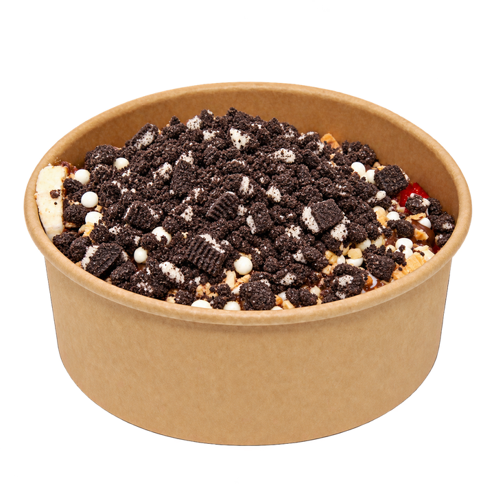Oreo pancake bowl; koyu kakaolu bisküvi kırıntıları, beyaz krema parçaları, çikolata ve meyvelerle
